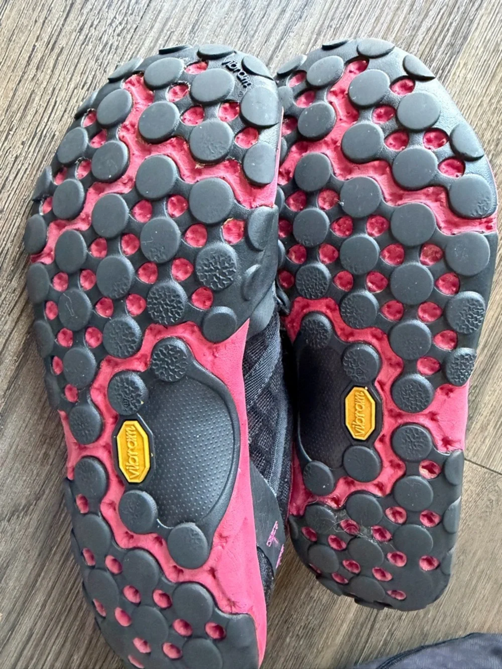 New Balance Minimus Trail running shoes size 7 black and fushia